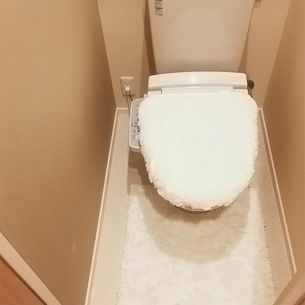 シンプルな空間のトイレ