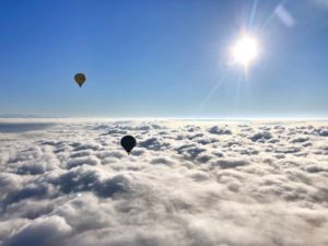 雲の上を飛ぶ熱気球