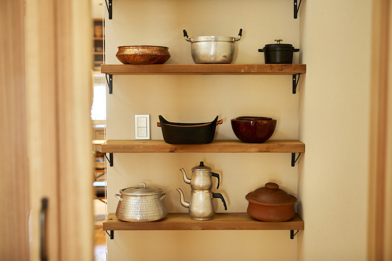 お気に入りの鍋が並ぶ台所の飾り棚